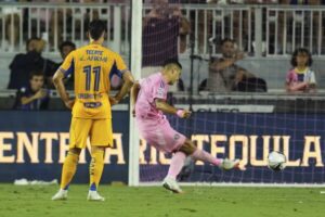 Sin Messi, pero con doblete de Suárez: Inter Miami elimina 2–1 a Tigres y avanza a semifinales