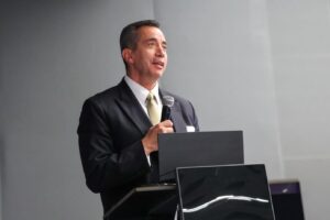 Actinver presenta Eterno optimista bursátil,   quinto título de la Biblioteca Actinver-SNX