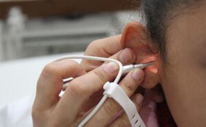 Sector salud reporta avances en vacunación contra sarampión y programa de implantes cocleares; UNAM alerta sobre obesidad infantil