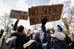 Europa lanza programas para atraer científicos de EE.UU. ante nuevas políticas