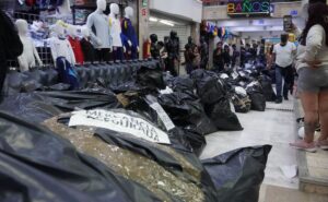 Decomisan 25 toneladas de mercancía pirata del Mundial 2026 en Tepito