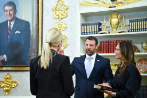 Senado de EU acuerda financiamiento parcial del DHS mientras Mullin asume como secretario