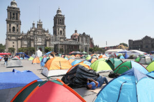 CNTE mantiene paro nacional y plantón en Zócalo de CDMX