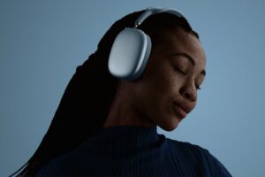 Apple lanza los AirPods Max 2 con cancelación de ruido mejorada y traducción en vivo