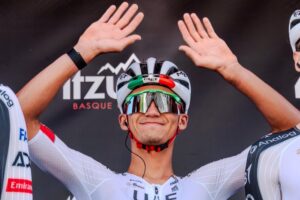 Isaac del Toro se retira de la Itzulia Basque Country por desgarro muscular tras caída