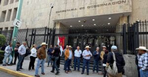 Rompem diálogo Segob con agricultores y transportistas tras acusaciones mutuas de bloqueo