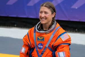 Artemis II bate récord de distancia humana desde la Tierra durante sobrevuelo lunar histórico