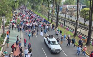 CNTE retrocede en marcha al Estadio CDMX tras bloqueo policial durante inauguración del Mundial
