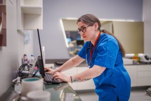 Estudio advierte que modelos de IA médica filtran datos de minorías