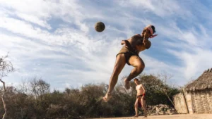 Arqueólogo destaca mural en Teotihuacán que muestra variante del juego de pelota con uso del pie