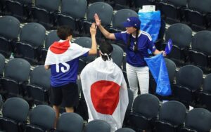 Critican en Japón contradicción entre limpieza de estadios y baja participación masculina en tareas domésticas