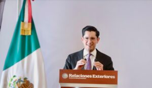 Sheinbaum y Velasco critican a oposición por traer figuras españolas para defenderla