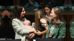 Ministra sueca lleva a su bebé de tres meses a reunión ministerial de la UE en Luxemburgo