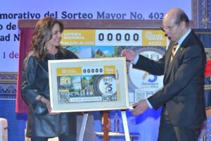 Lotería Nacional presenta billete conmemorativo por 75 aniversario de la FCPyS