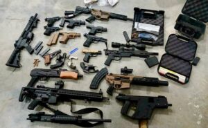 Decomisan cargamento de armas con destino a México