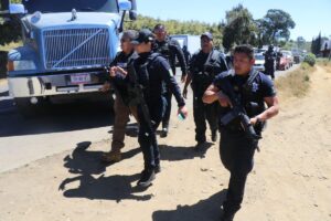 Gobernador de Michoacán propone desaparecer policías municipales por colusión con crimen