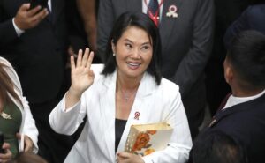 Keiko Fujimori asume como primera mujer presidenta de Perú ante un país fracturado